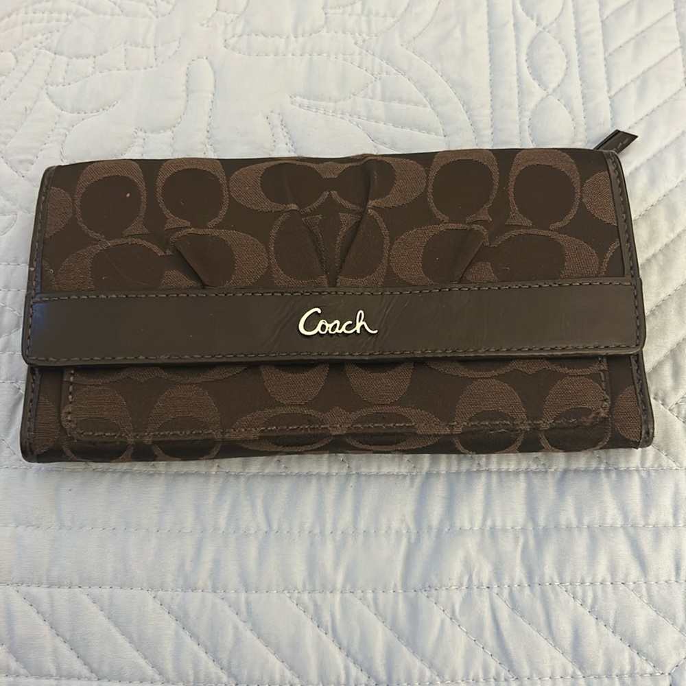 EUC Coach wallet. Brown C logo.